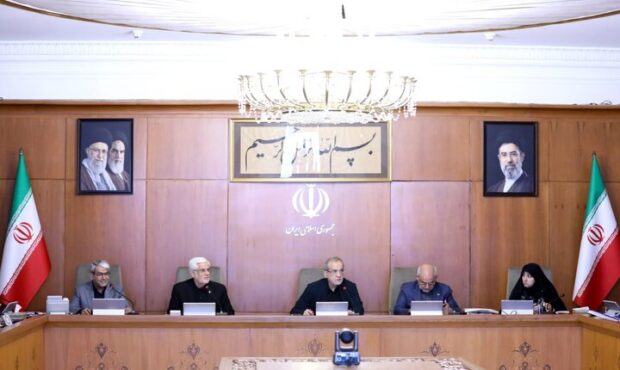 برنامه دولت مهار تورم، رونق تولید، وفاق ملی و دیپلماسی عزتمندانه است