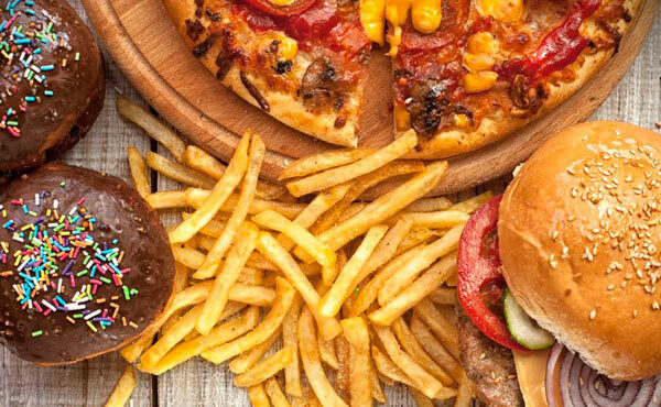 ارتباط هر ۱۰۰ گرم مصرف اضافی غذاهای آماده با افزایش خطر بیماری‌ها
