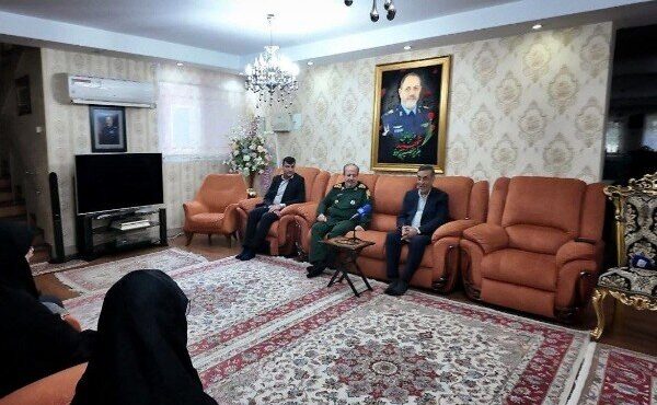 دیدار معاون اجرایی رئیس‌جمهور با خانواده وزیر دفاع شهید