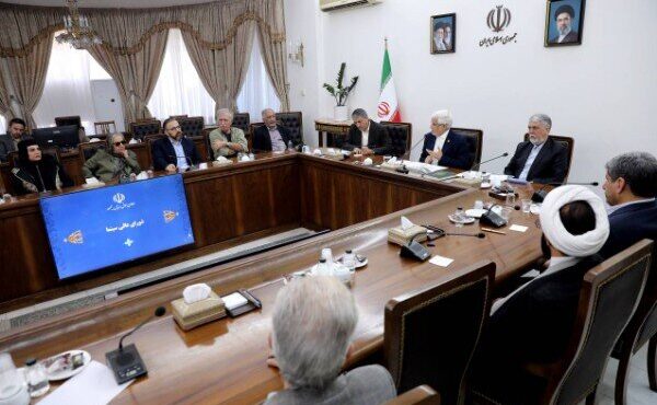 سینماگران عظمت ملت ایران را به تصویر بکشند