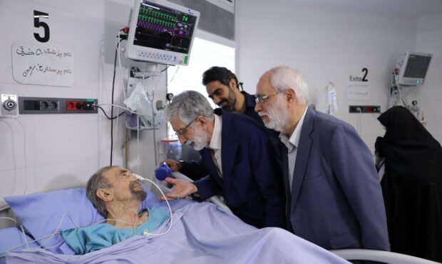 عیادت نمایندگان رهبری از چهره ماندگار شعر و ادبیات