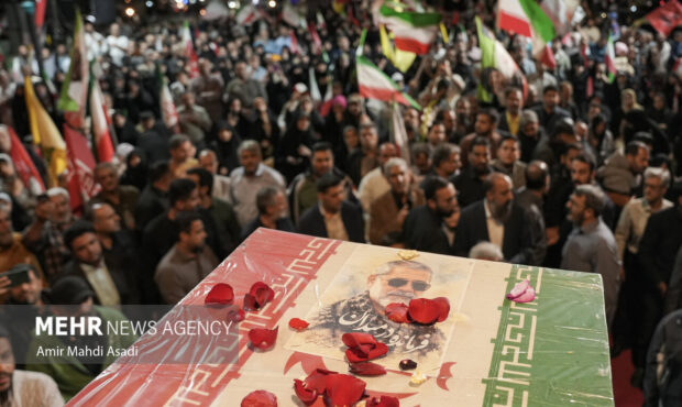 مراسم وداع با پیکر شهید «حسین ظریفی» در تجمع شبانه مشهد