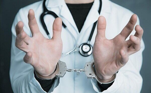 پشت پرده تخلفات پنهان سلامت؛ حبس و جریمه در انتظار پزشک‌نماهای مجازی