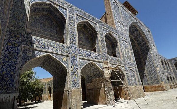 کاشی‌های مسجد جامع عباسی چرا پایین می‌آیند؛ روایتی از یک آسیب چندلایه