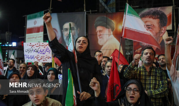 گرامیداشت شهدای ۱۷ شهریور در صد و نود و دومین شب تجمعات مردم مشهد گرامیداشت شهدای ۱۷ شهریور در صد و نود و دومین شب تجمعات مردم مشهد