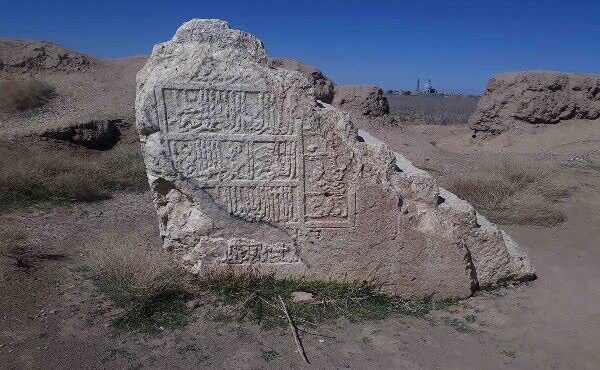 اثر تاریخی که به حال خود رها شده است؛ بلاتکلیفی قلعه سنگ سیرجان