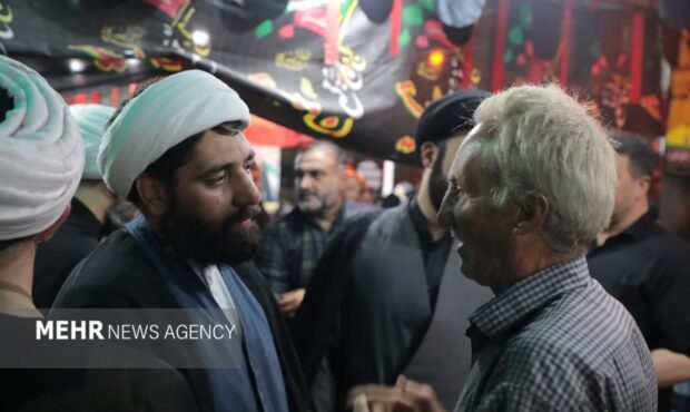 دیدار نماینده رهبر انقلاب با خانواده شهدا در اهواز