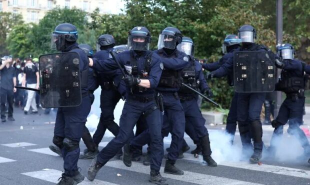 روایات تکان دهنده از خشونت پلیس فرانسه با نوجوانان+ تصاویر