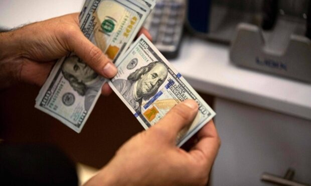 سیاست ۱۰ هزار دلاری زیر تیغ مجلس؛ مهار بازار یا تحریک تقاضا؟