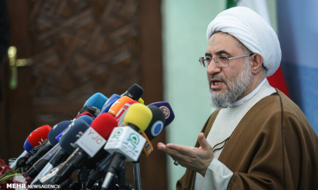 نمی‌توان از حمایت مظلومان گفت و در جشن ظالمان شرکت کرد
