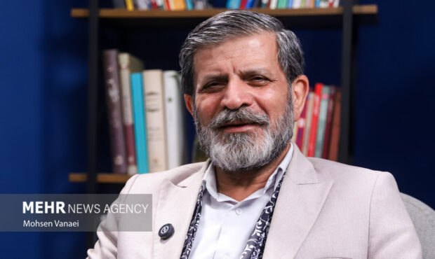 وقتی قافیه کم می‌آید، پای نظام وسط است؛شعرم وزن ندارد، تقصیر جامعه است